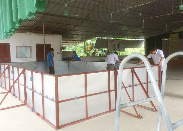 Bể bơi được làm bàng thép, tấm tôn, bạt chống thấm của thầy Thanh và các cộng sự.